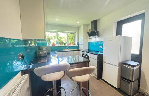 2BR Comfortable Spacious Furnished Property with Parking - Foto 25