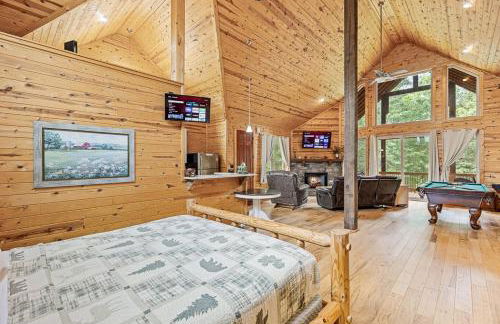 Romantic Cabin w Rain Shower & Spa Tub - Photo 23