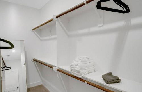 Gray Lux Hse 3BR 3 and half Ba MedCenter DownTWN HotTub - Photo 8