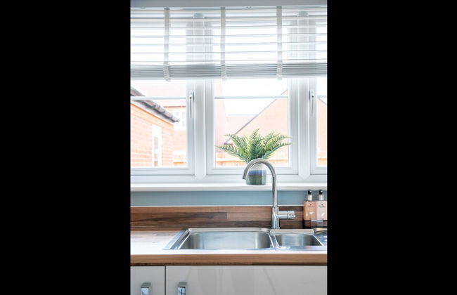 4 Bedroom Detached House 5mins Walk to Shopping Village - Photo 37