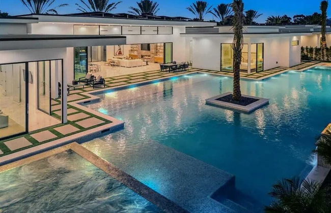 Fine Luxe Retreat w/ Pool & Hot Tub Bravo Villa #15 by Avantstay - Photo 1