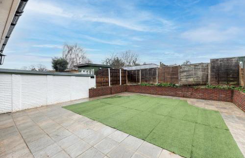 Spacious 4BR Home Walk to Station Parking - Pass the Keys - Foto 41