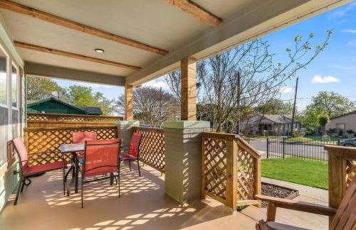 Stockyards 5 mins!-New!-Sleeps 8. Cowboy Bungalow - Foto 25