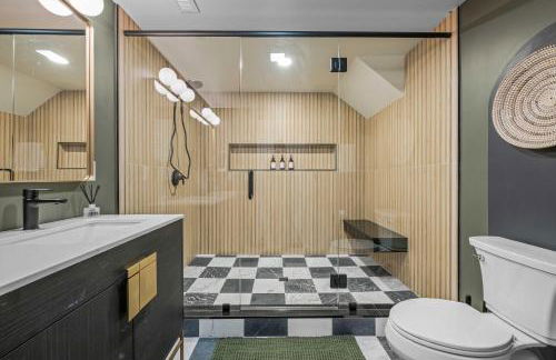 Newly Renovated Luxe Home near Asheville | Pool, Hot Tub, Theater & Games! - Foto 56