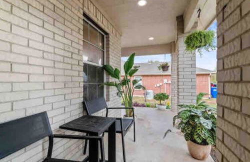 Sunny 4BR with Backyard Oasis - 15 Min to Lakes - Foto 25