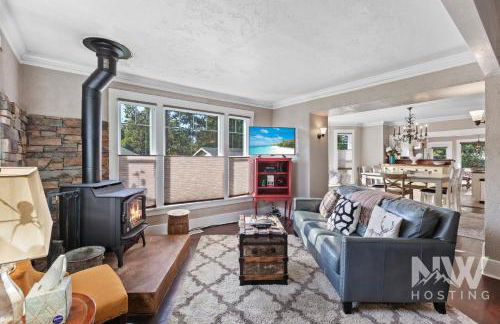 Cozy Farmhouse w Treehouse Fire Pit 1 Mile to Beach Close to Skiing Adventures 1226 - Foto 12