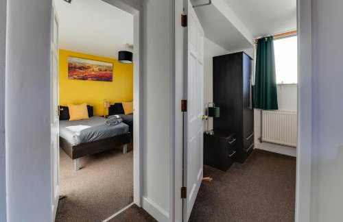 3 BR Home l Free Parking l 5 Guests l Garden l Long Stays l - Foto 14