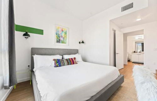 Spacious 1-Bedroom Gem with Downtown LA Views - Foto 16