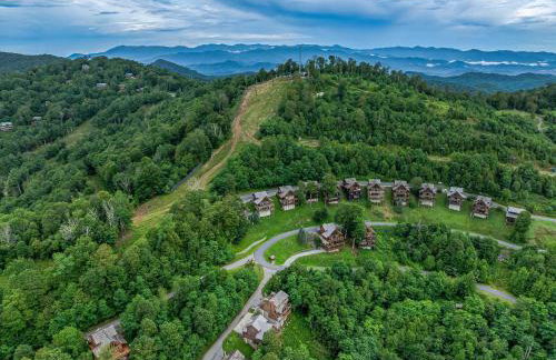 4BR Cabin with Ski Resort, Mtn Views & Hot Tub - Foto 142