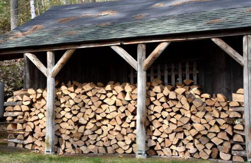 Your Perfect Getaway: Mountain Cabin Retreat with Hot Tub and Fireplace in Lisbon, NH - Foto 14