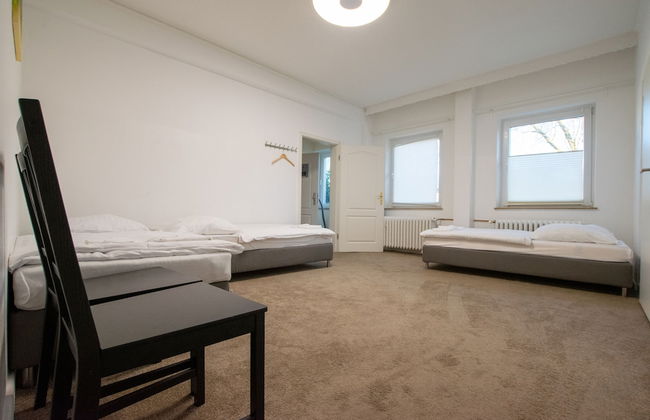 Spacious House - Photo 32