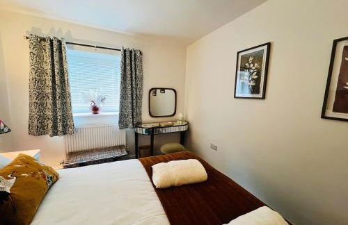 Old Betting Shop for 3 & Furry Friend - Photo 18