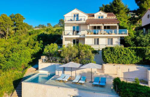 VILLA PHILIPPA - luxurious five-room villa - idyllic location - first row to the sea - spectacular view of the sea bay - unforgettable sunsets - 15 minutes from Supetar ferry port - free parking - private heated pool - Foto 7