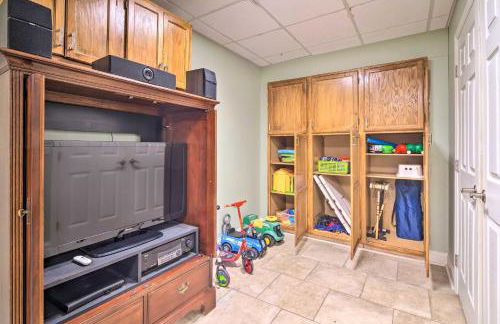 Deck with Fireplace Pet-Friendly Lake Lure Retreat - Foto 26