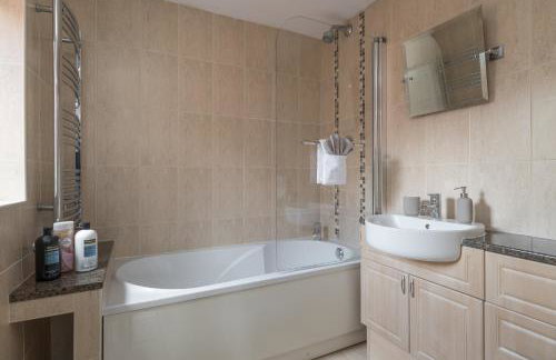 Large 5BR Home - Ideal for Contractors - Parking Available - Photo 12