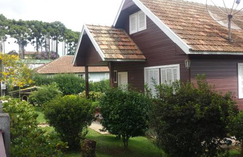 Chale de Madeira - Lareira e Fogueira---lindo gramado com mesa para café da manhã, churrasqueira e fogueira - Foto 37