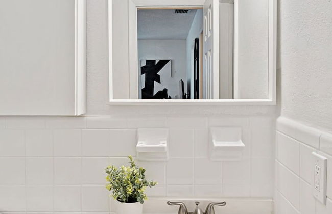 Lovely 2 BR Condo With Free Parking on Premises - Foto 24