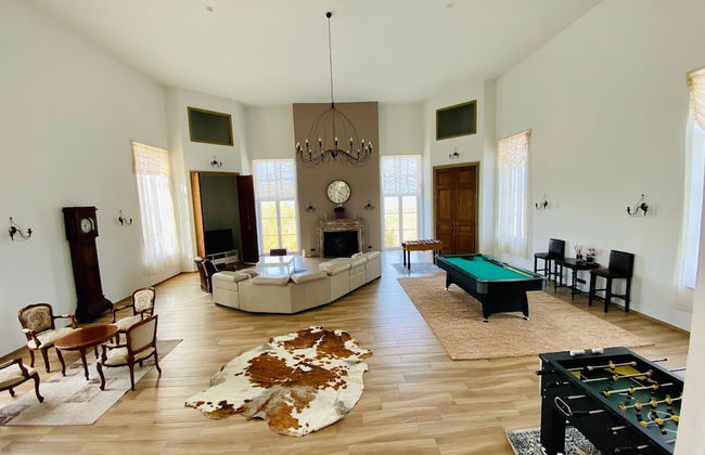 Elegant Hillside Mansion - Photo 16