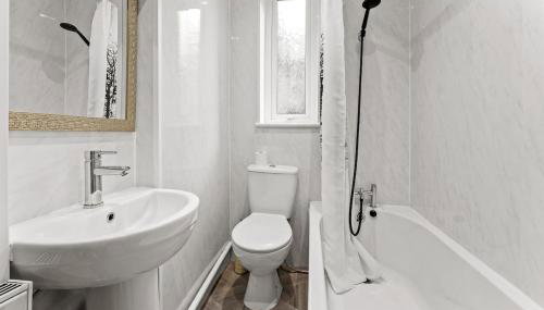Manchester Contractor House - Fast WiFi - Sleeps 7! - Foto 4