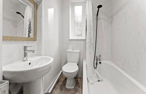 Manchester Contractor House - Fast WiFi - Sleeps 7! - Foto 4