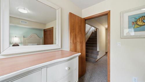 Ocean Pines Resort - Photo 4, wardrobe