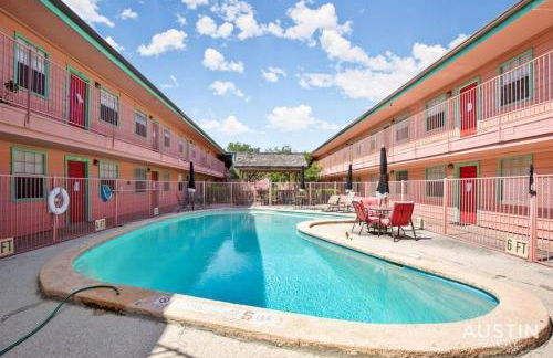 Walk to Restaurants or Cook in Subway Tile Kitchen - Photo 20