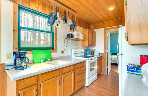 1 Mi to South Twin Lake Cabin with Deck in Trego! - Foto 10