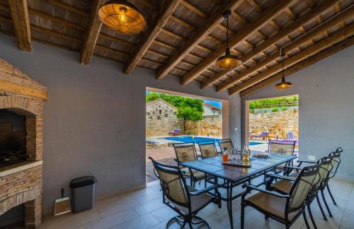 LUXURY VILLA ON SPACIOUS PRIVATE PROPERTY - Photo 4