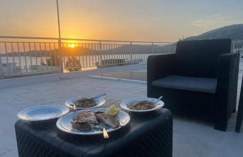 Athens Palaia Fokaia Entire Flat 2 bedrooms with panoramic sea views and a massive veranda , only steps away from the beach and amenities - Foto 10