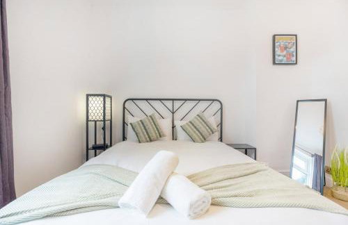 4BR House By Astra Residences Short Lets & Serviced Accommodation Stanley With Free Parking & Instant Booking - Foto 22