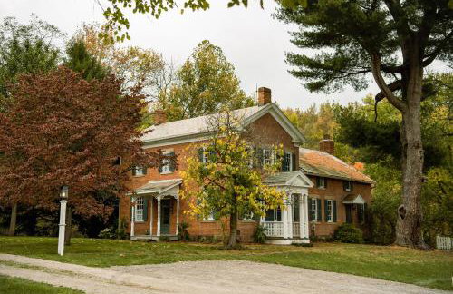 Timeless Winesburg Farmhouse with Deck - Foto 1