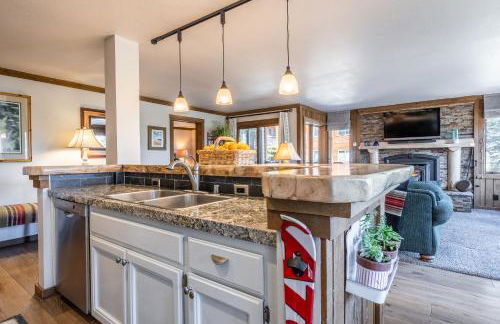 Brand New Listing! 5 minute walk to Canyon Lodge! Newly Updated Two-Bed, Two-Bath, Mountainback #14 - Foto 12
