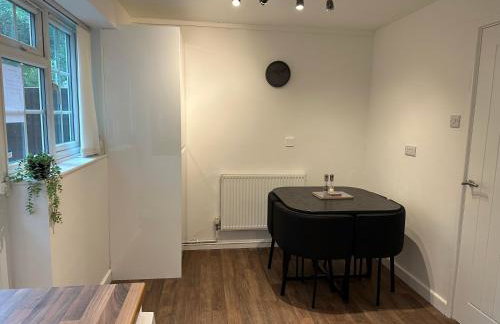 Comfortable 3 Bed House with Garden & Parking - Foto 13