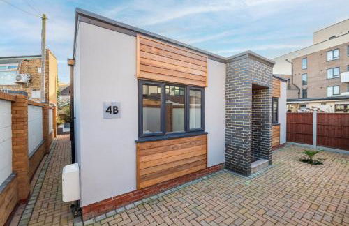 Stylish 2 Bed Bungalow in East Ham, Close to Excel - Foto 1