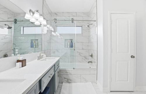 O18B Spacious 3BR Home Sleeps 10 With 2 Living Areas - Foto 40