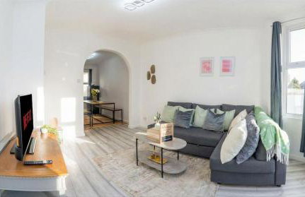 Amanah Properties - Elegant 4-Bedroom Home in Wembley with Parking, Perfect for Contractors - Foto 40