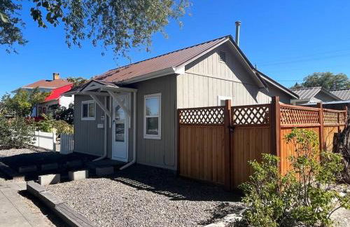 Cheerful pet-friendly bungalow right in town - Foto 1