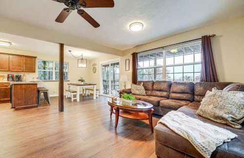 Lakeside Blue Eye Escape with Game Room and Hot Tub! - Foto 5