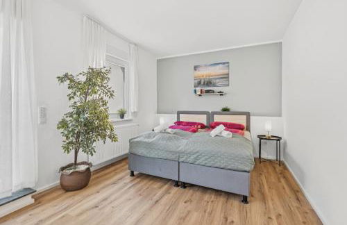 BAT Home Solutions Saarburg Altstadt - alles was ein Hotel nicht bietet - 3 Apartments 45 bis 75 qm für bis zu 12 Personen - direkt unter der Burg - 2 Min zur Altstadt - Weinbergblick, Heimkino und E-Ladesäulen - Foto 35