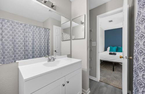 3BR Luxe Oasis near Downtown, Pool, Gym, Bball Crt - Foto 19