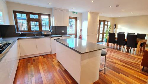 Luxury London House Sleeps x 16, Free Parking, Free Wifi, Garden Patio, Close to tube line easy access to Central London - Foto 5