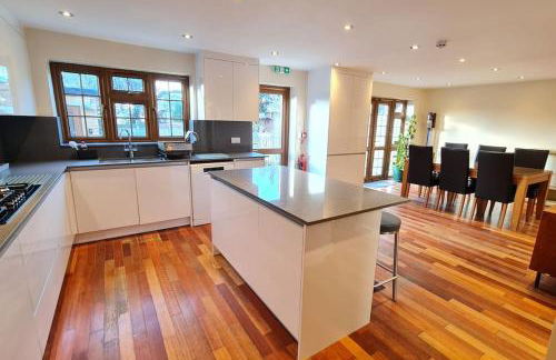 Luxury London House Sleeps x 16, Free Parking, Free Wifi, Garden Patio, Close to tube line easy access to Central London - Foto 5