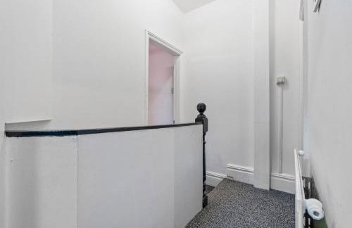 4 Bedroom House in Eccles, Trafford, Manchester - Sleeps 10 - 3 Double Beds - 4 Single Beds - FREE PARKING, Garden & Fast Fibre Wi-Fi - Close to Trafford Centre, MediaCityUK, Salford Quays, and both Old Trafford stadiums - Foto 27