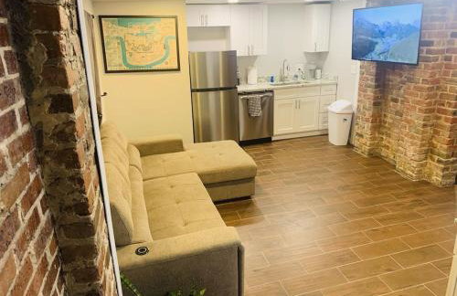 Vintage Uptown Hidden Gem, Walk to Everything New Renovation! - Photo 9