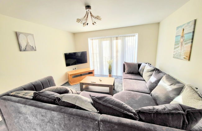 Large Modern House with Parking - Photo 1