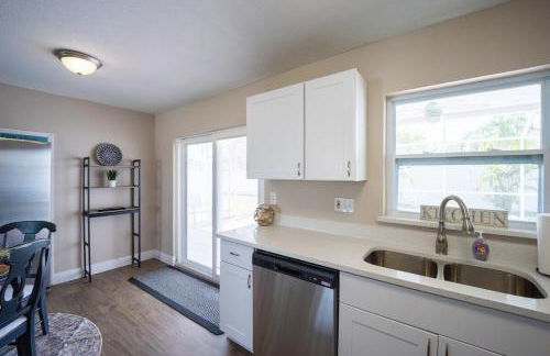 Apollo Beach Retreat - 3BR - Pool - Backyard -BBQ - Foto 21