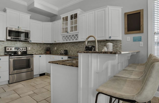 4BR Home, Private Pool, Steps From Beach, Minutes to Top Attractions - Foto 17