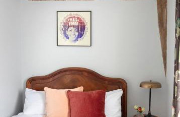 Farmhouse in Suffolk with wild swimming & hot tub - Photo 11