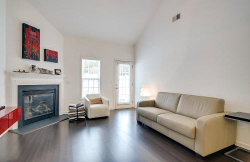 Inviting High Point Townhome with Patio and Privacy! - Foto 4