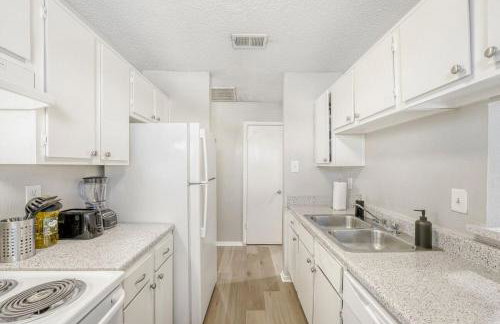 Modern City Getaway 2B - Sleeps 6 - Pool, Prkg - Foto 27